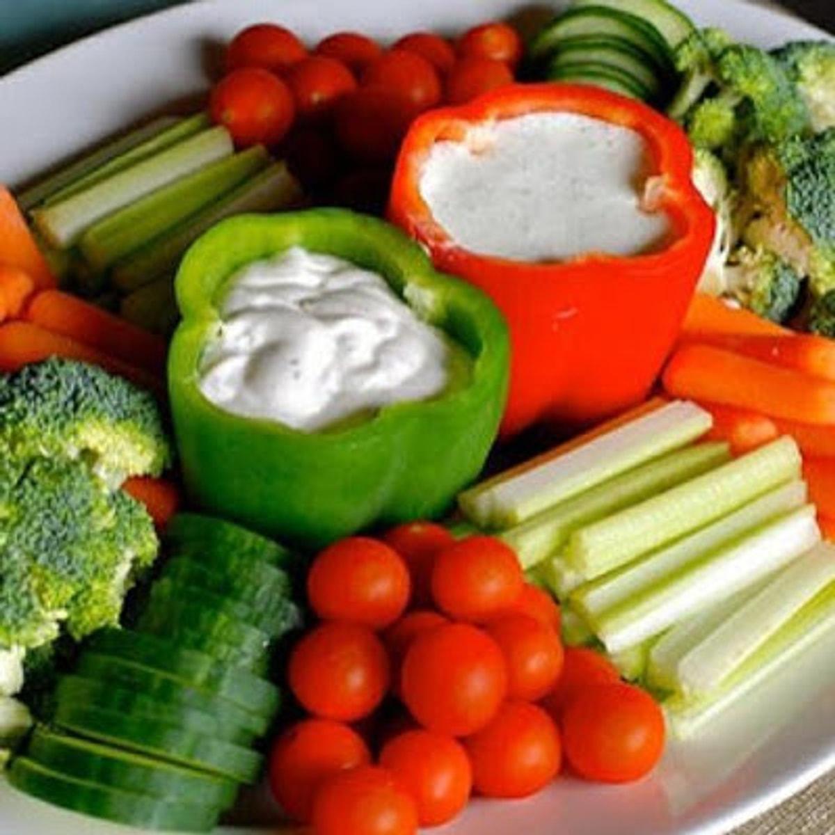 Блюда из овощей соусом. Овощная нарезка. Овощная тарелка для детей. Сервировка зелени и овощей. Овощная нарезка на праздничный стол.