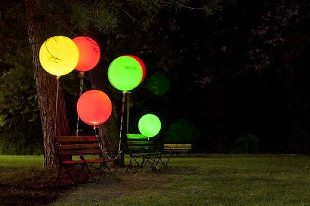 11. Şişirmeden önce içine karanlıkta parlayan çubuklar koyarak eğlenceli balonlar yaratın.
