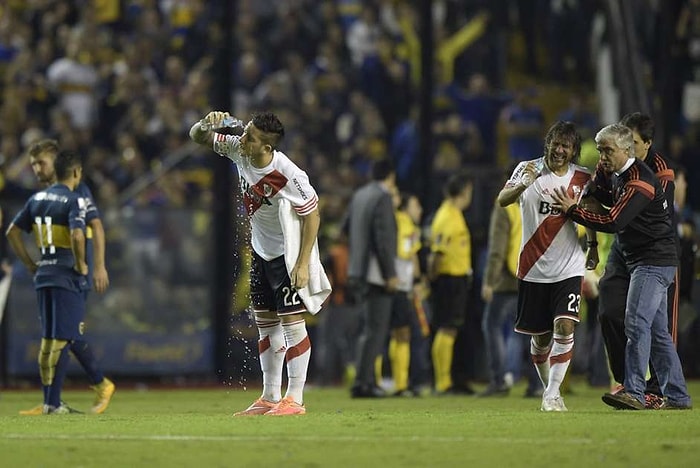 River Plate'li Futbolculara, Boca Juniors Tribünlerinden Biber Gazı