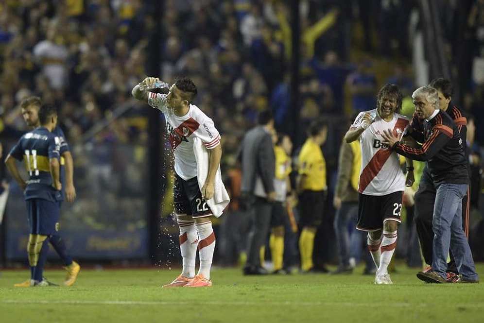 River Plate'li Futbolculara, Boca Juniors Tribünlerinden Biber Gazı