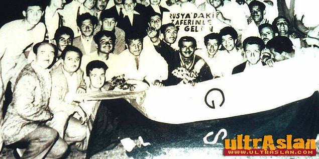 10. Gazeteci Tevfik Yener: Fenerbahçelisi, Beşiktaşlısı... Herkesle tokalaşırdı, herkes de O'nu severdi. Çünkü efendi bir adamdı.