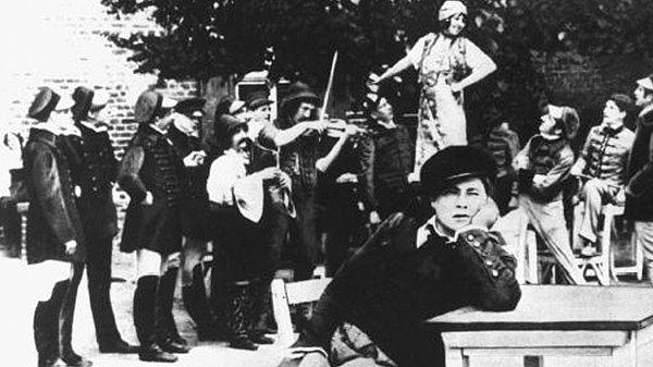 15. İlk önemli korku filmleri: Der student von Prag (1913, Praglı Öğrenci, Stellan Rye & Paul Wegener) ve Der Golem (Henrik Galeen & Paul Wegener).