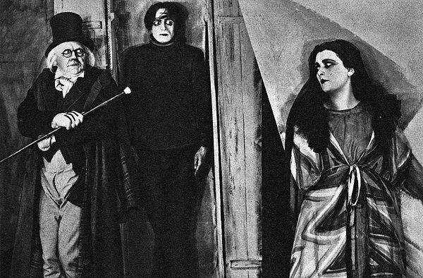 18. Polisiye filmin ilk yetkin örneği: Das Cabinet des Dr. Caligari (1919, Dr. Caligari’nin Muayenehanesi / Dr. Caligari’nin Odası, Robert Wiene).