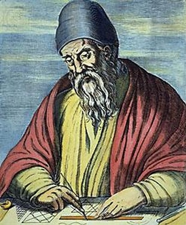 7. M.Ö. 250 – Samoslu Aristarkhos, evrenin merkezinin yer değil güneş olduğunu ileri sürer.