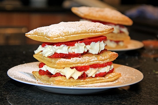 Yanında Parmaklarınızı da Yiyeceğiniz 15 Mayıs Ayı Tatlısı