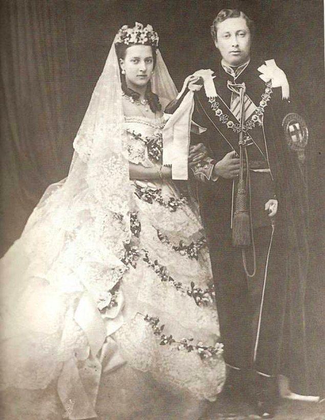 8. Birleşik Krallık'ın kraliçesi Victoria, 1840 yılında Prens Albert ile evlendi ve o düğünde beyaz bir elbise giydi. O günden bugüne, düğünlerde beyaz gelinlik giymek gelenek haline geldi.