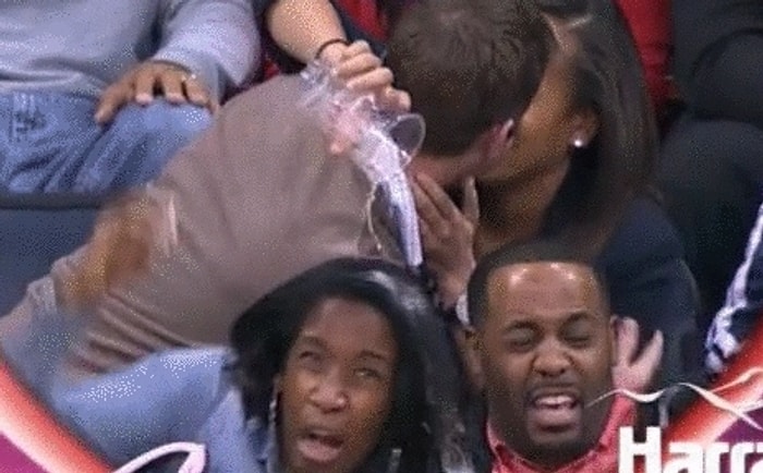 Kiss Cam'de Heyecandan Elindeki Bardağı Unutan Sakar Kız