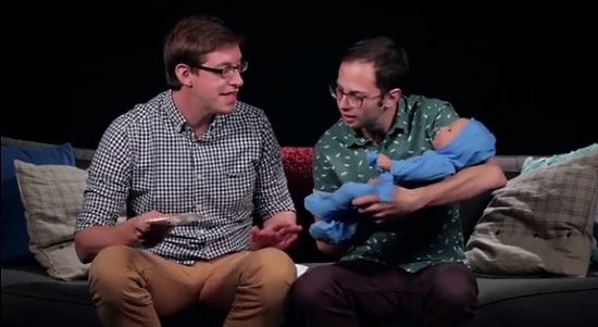 Robot Bebeğe Bakarak Annelik Duygusunu Anlamaya Çalışan Adamlar | Kısım 3