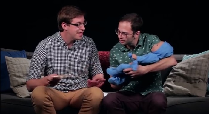 Robot Bebeğe Bakarak Annelik Duygusunu Anlamaya Çalışan Adamlar | Kısım 3