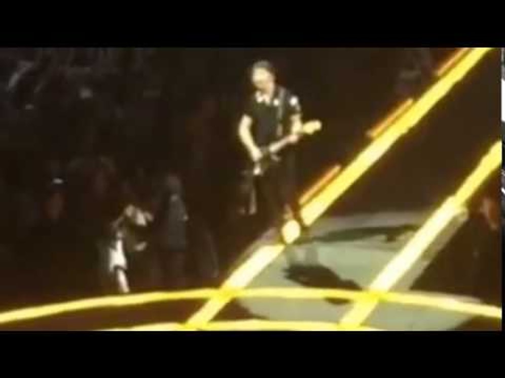 U2'nun Gitaristi The Edge Sahneden Düştü