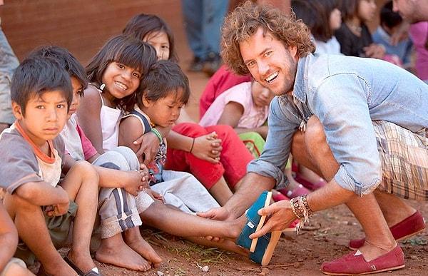 Gelişmekte olan ülkelerde genellikle çocukların ayakkabıları yok, olanların da ortalama her 2 yılda 1 çift ayakkabıları oluyor. TOMS işte bu yüzden, bu çocuklara yıllardır 6 ayda bir ayakkabı sağlıyor.