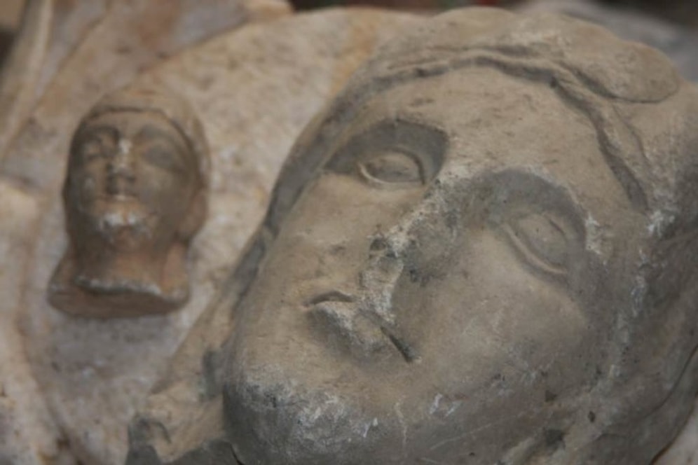 Bursa'da Bir Depoda 3 Kamyonet Dolusu Tarihi Eser Ele Geçirildi