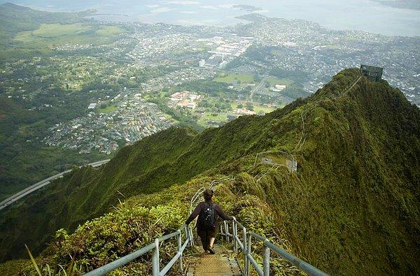 1. Cennete uzanan merdiven,diğer adıyla ise Haiku Merdivenleri, sizlere Hawai' den eşsiz bir manzara sunuyor. ABD askerlerinin II. Dünya Savaşı sırasında yaptığı,radyo antenlerine erişim sağlayan geçit de burada bulunuyor.