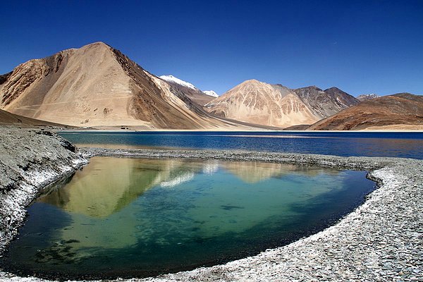 10. Tibetçede uzun, dar, büyülü göl anlamına gelen Pangong Gölü neredeyse her fotoğrafında çorak dağların yansıdığı bir çam parçası gibi duruyor. Tibet ve Hindistan sınırında olan bu gölün suları o kadar berrak ki; yukarıdan baktığınızda dibini görmeniz mümkün.