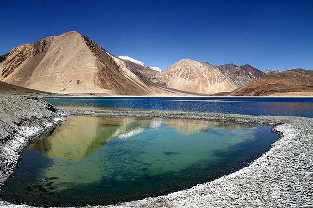 10. Pangong Lake located on the border of India and Tibet, is so clean you can see straight to the bottom.