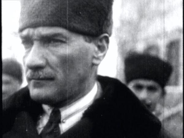 8. Atatürk'ün en önemli özelliklerinden biri de başarılı bir asker olmasıydı. Atatürk'ün rütbeleriyle ilgili hangisi doğrudur?