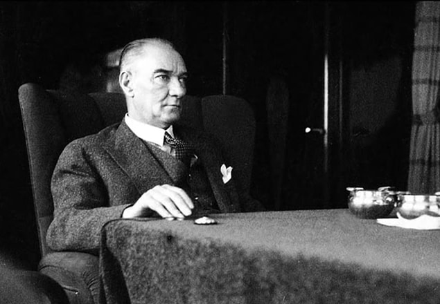 10. Mustafa Kemal, Atatürk soyadını hangi yıl almıştır?
