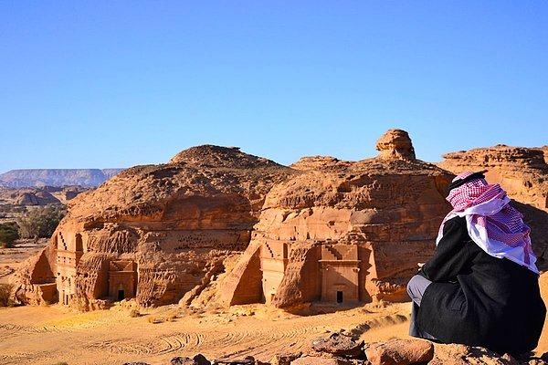 12. Madâin Sâlih UNESCO Dünya Mirası' na giren, Suudi Arabistan' daki ilk alandır. 20 den fazla yüzyıl önce yapılmasına rağmen iyi bir şekilde muhafaza edilmiş bu yapı, Nabataean Uygarlığı tarafından yazılıp tasarlanan 111 anıtsal mezara sahiptir.