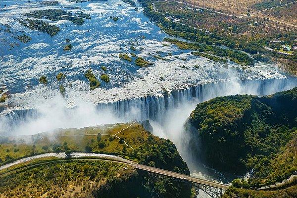 15. Dakikada 500 metreküpten fazla su akıtan Victoria Şelaleleri Zambiya ve Zimbabve arasında doğal bir sınır oluşturur. Üzerinde bungee jumping, ziplining ve rafting de yapılabiliyor.