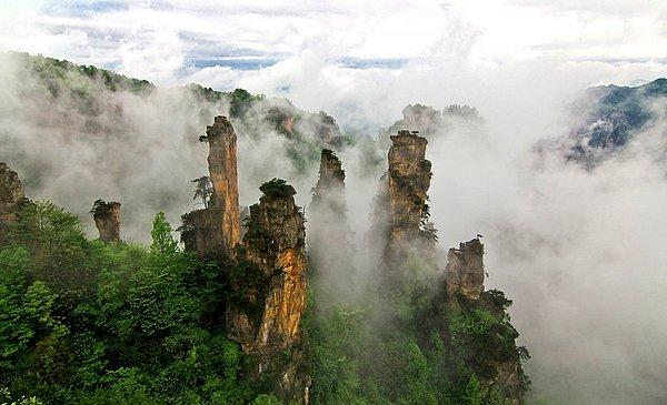 25. Çin' de bulunan Tianzi Dağı, kalın bulutlarla sarılı taş kuleleri ile adeta ''Avatar'' filmindeki gibi bir etki yaratıyor.