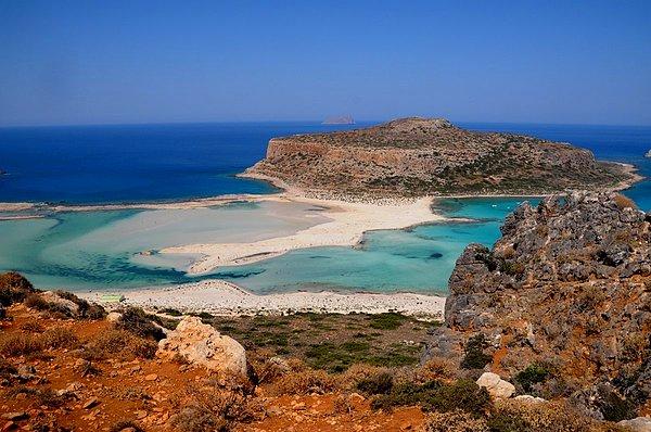 26. Yunanistan' nın Balos Lagünü bembeyaz kumlu sahilleri, turkuaz mavisi suları ve içerisinde barındırdığı nadir bulunan, geniş canlı türleriyle Prenses Diana' yı bile ağırlamış büyülü bir ortam.