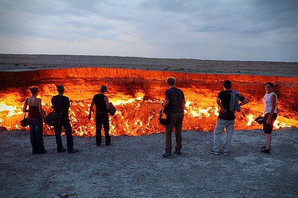 29. Türkmenistan' da yıllardır yanmakta olan Cehennem Kapısı, 1971 yılında gaz sondajı yapan jeologlar tarafından kazayla oluşturulmuş bir krater. Jeologların birkaç gün yanar diye düşündükleri Cehennem Kapısı, bugün hala gece gündüz yanmaya devam etmektedir.