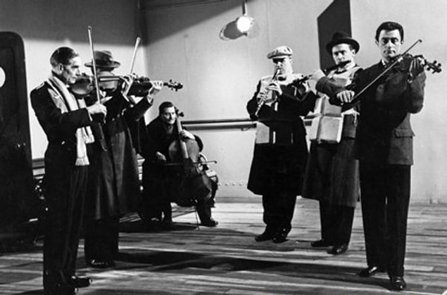 1. Filmde gemi batarken çalmaya devam eden müzisyenler senaryo güzelleşsin diye yaratılan bir sahne değil. Gerçekte de insanları sakinleştirmek için gemi batana kadar çalmışlardır.