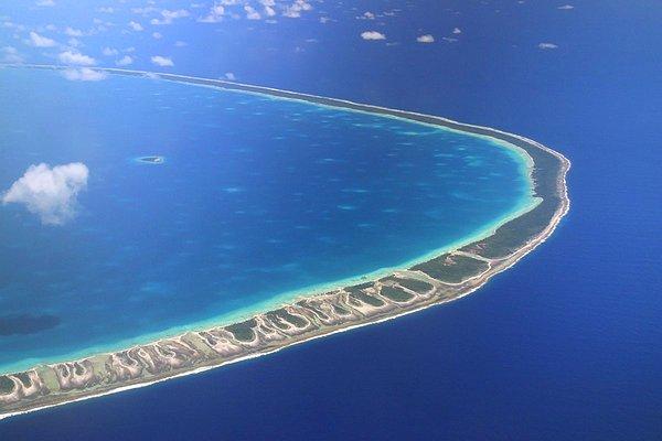 30. Gökten bakıldığında Güney Pasifik Okyanusu üzerindeki küçük inci taneleri gibi görünen Rangiroa, 240 küçük adacığıyla dünyanın en büyük, ikinci mercan adasıdır.