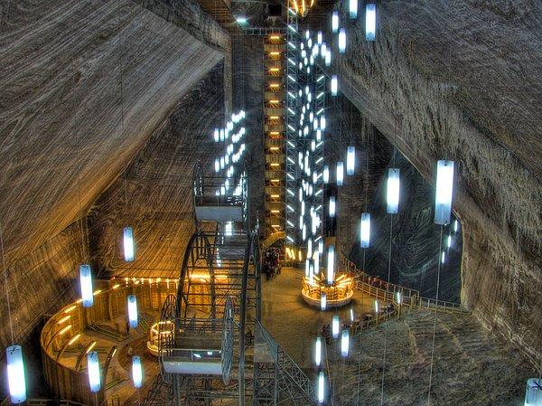 33. Geçmişi 17. yüzyıla kadar uzanan Salina Turda tuz madeni 90' lı yıllardan beri turist akınına uğruyor.Ayrıca mağaranın içinde bir atlı karınca ve amfitiyatro da görmek mümkün.