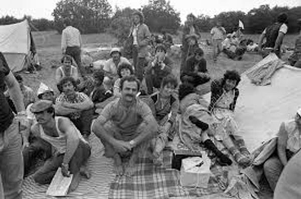 11-1987 yılında Kırım Tatarları, vatana dönüşlerinin engellenmesine karşı Kızılmeydan'da yaptıkları gösterilerle dünya gündemine oturdu. 1989'dan itibaren bürokratik engellere, polis baskısına ve ağır maddi koşullara rağmen sürgün yerlerinden Kırım'a topluca dönüşler başlattılar. Bu süreç sonunda 250 binin üzerinde Kırım Tatarı vatanına dönebildi.