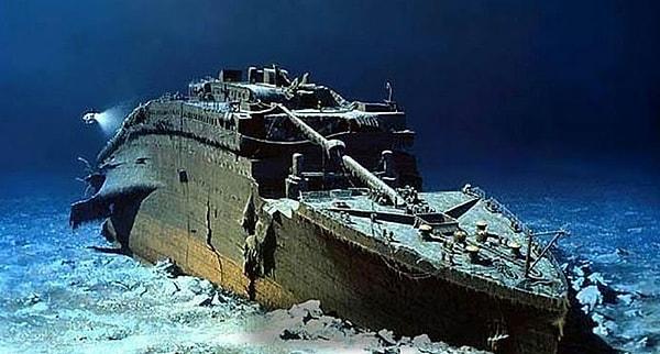 11. Denizbilimci Bob Ballard, Titanik'in enkazını yaklaşık 3.800 metre derinlikte bulmayı başardı.