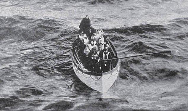 4. Titanik gemisinin yolculuğundan bir gün önce filikaların nasıl kullanılması gerektiğine dair bir tatbikat planlanmıştı fakat bilinmeyen bir sebepten dolayı iptal edildi.