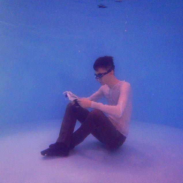Suyun altında da okurum!