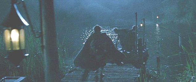 13. Nazgul'den kaçan Frodo'nun iskeleden son anda sala atladığı sahnede Elijah Wood dublör kullanmamıştır.