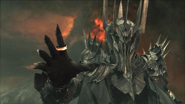14. Tolkien'in Silmarillion kitabında Sauron'un dahi korktuğu çok güçlü Morgoth isimli kötü bir varlık vardır.