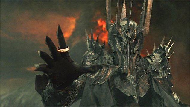 14. Tolkien'in Silmarillion kitabında Sauron'un dahi korktuğu çok güçlü Morgoth isimli kötü bir varlık vardır.