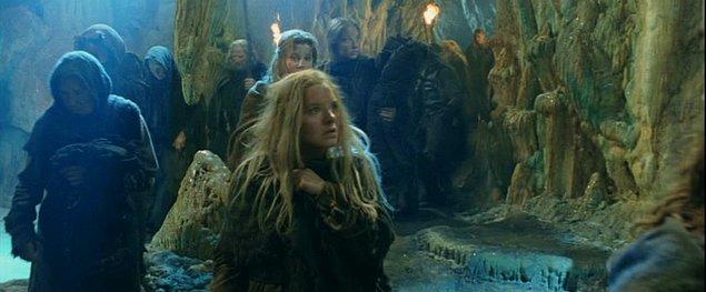 21. Elijah Wood'un kız kardeşi Hannah, Rohan mültecilerinden biri olarak karşımıza çıktı. Ayrıca aynı sahnelerde Aragorn'un konuştuğu genç Rohan askeri filmin senaristi Philippa Boyens'ın oğlu.