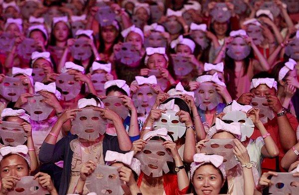 7. Guinness Dünya Rekoru için; aynı anda maske uygulaması yapan katılımcılar