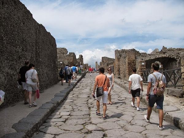 Pompei oldukça büyük bir şehir, 155 dönümlük bir arazi üzerine kurulu. Aynı zamanda da neredeyse 2000 yaşında olduğunu unutmayalım.