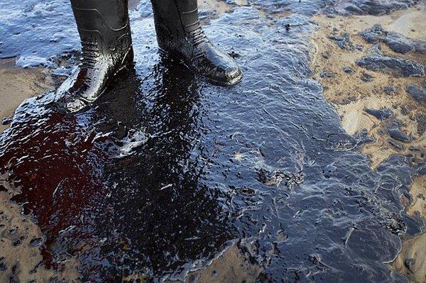 ABD'li yetkililer 21 bin varil petrolün okyanusa sızdığını açıkladı.
