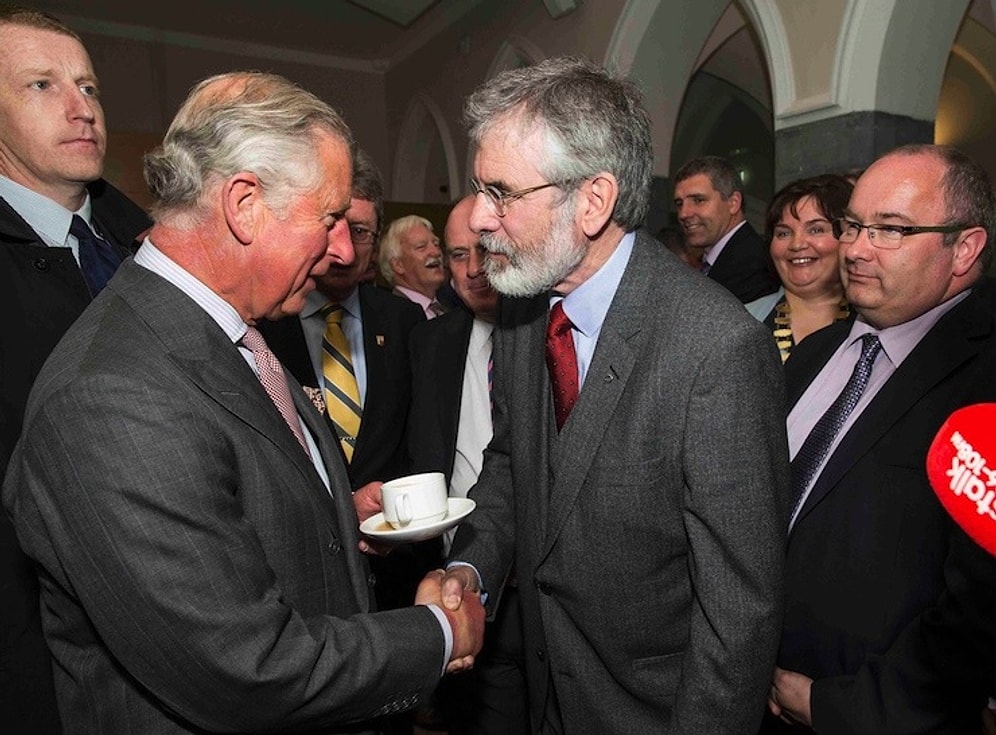 Tarihi Tokalaşma: Prens Charles ile Gerry Adams İlk Kez Bir Araya Geldi