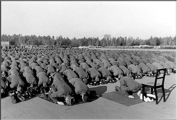 11. 13. SS Waffen Dağ Tümeni birliğinin müslüman askerleri ibadet ederken.