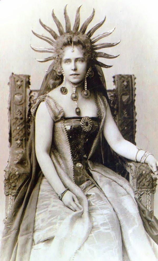 13. 1890 yılında bu pozu veren Romanya Kraliçesi Marie