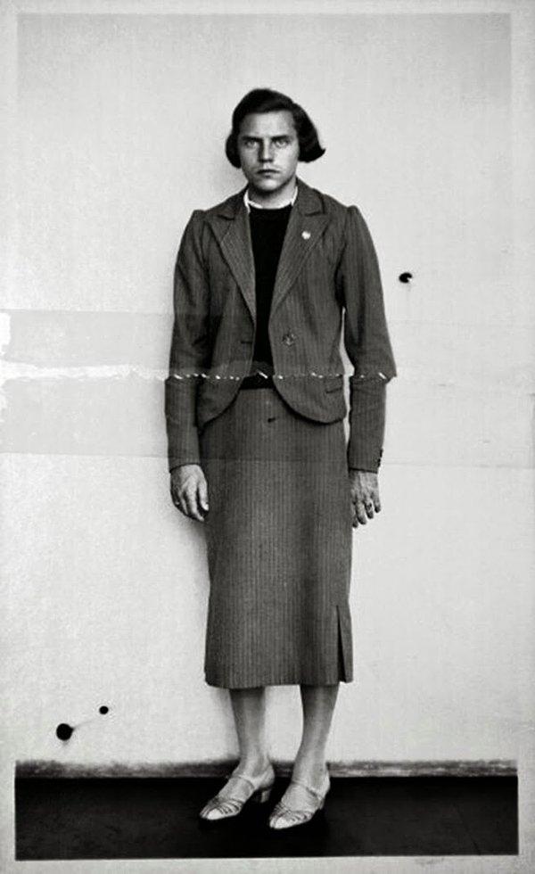 19. Alman Olimpik Sporcu Dora Ratjen 1938'de kaçak bir adam olduğu düşüncesiyle tutuklandıktan sonra.
