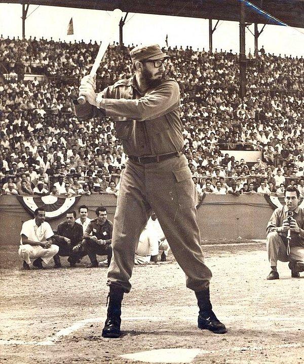 20. Fidel Castro 1979'de Havana'da beyzbol oynayarken