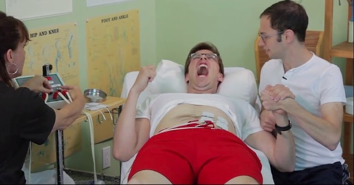 Annelik Duygusunu Anlamaya Çalışan Adamlar Doğum Sancısını Tadıyor