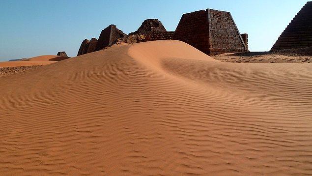 5. Hartum'un kuzeyindeki Meroe Çölü'ndeki piramitlerden bazıları