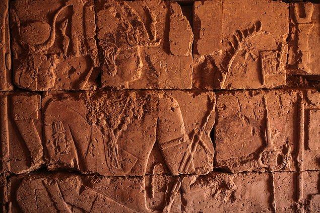 8. Meroe piramitlerindeki hiyeroglifler