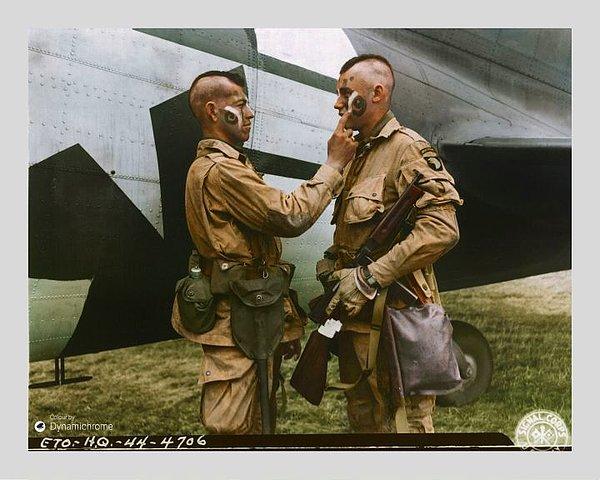 4. İkinci Dünya savaşı sırasında yüzlerini boyayan askerler (1944)