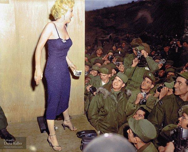 2. Marilyn Monroe askerler ile birlikte (1954)